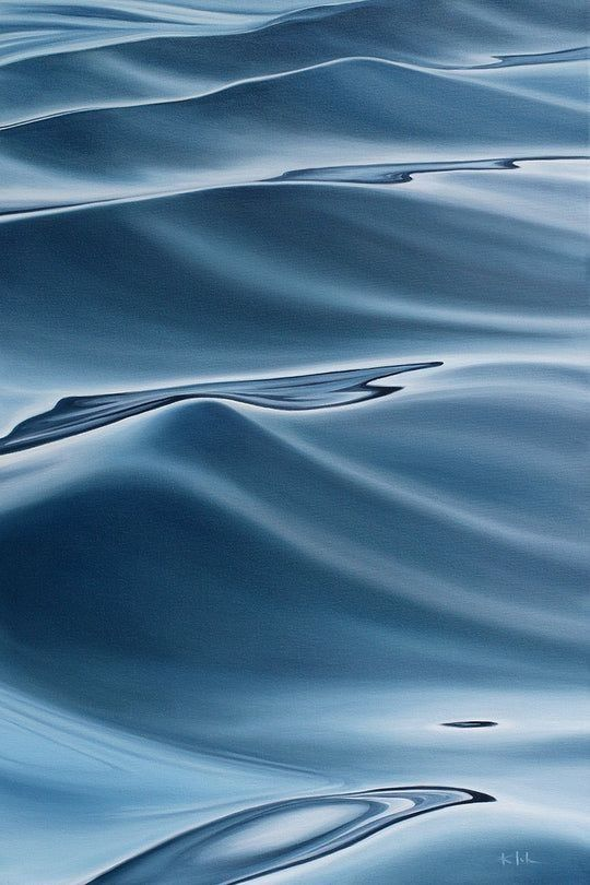 Superfície azul da água em movimento
